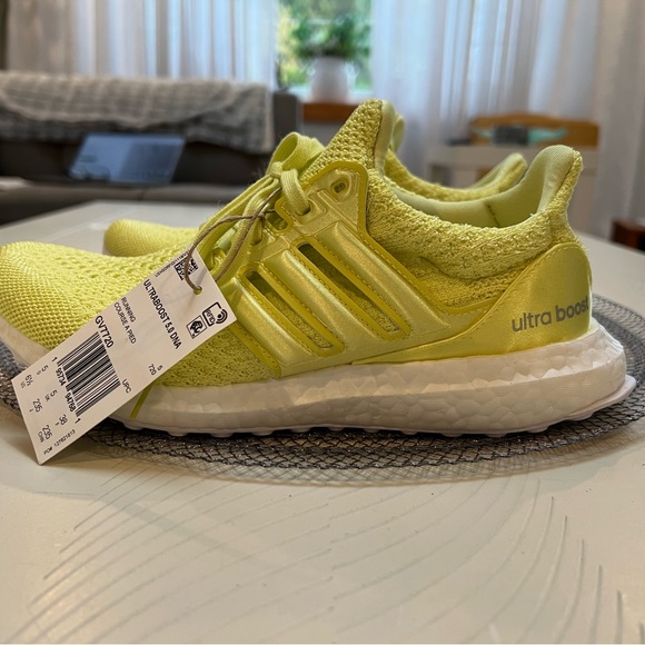 Brand New Women’s Adidas Ultra Boost Neon Yellow 5.0 Sneakers size 6.5 - Picture 1 of 13